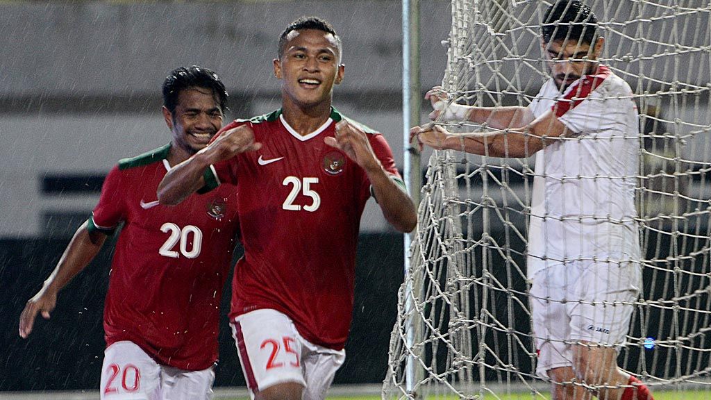 Pemain Timnas U-23 Indonesia Osvaldo Ardiles Haay (tengah) melakukan selebrasi usai membobol gawang Timnas U-23 Suriah dalam pertandingan persahabatan di Stadion Wibawa Mukti, Cikarang Timur, Jawa Barat, Kamis (16/11). Timnas Indonesia kalah 2-3 atas Suriah. 