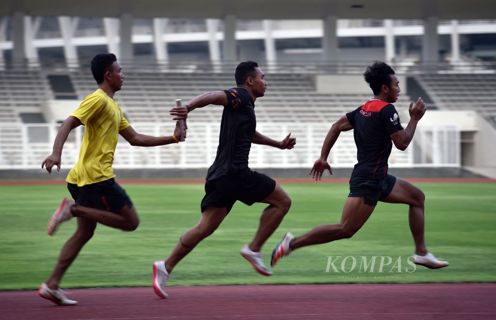 Tim estafet 4x100 meter Indonesia, Lalu Muhammad Zohri (kiri), Sudirman Hadi (tengah) dan Adith Rico berlatih di Stadion Madya Senayan, Jakarta, Selasa (18/4/2023). Tim estafet diharapkan bisa menembus tiga besar SEA Games Kamboja 2023. 