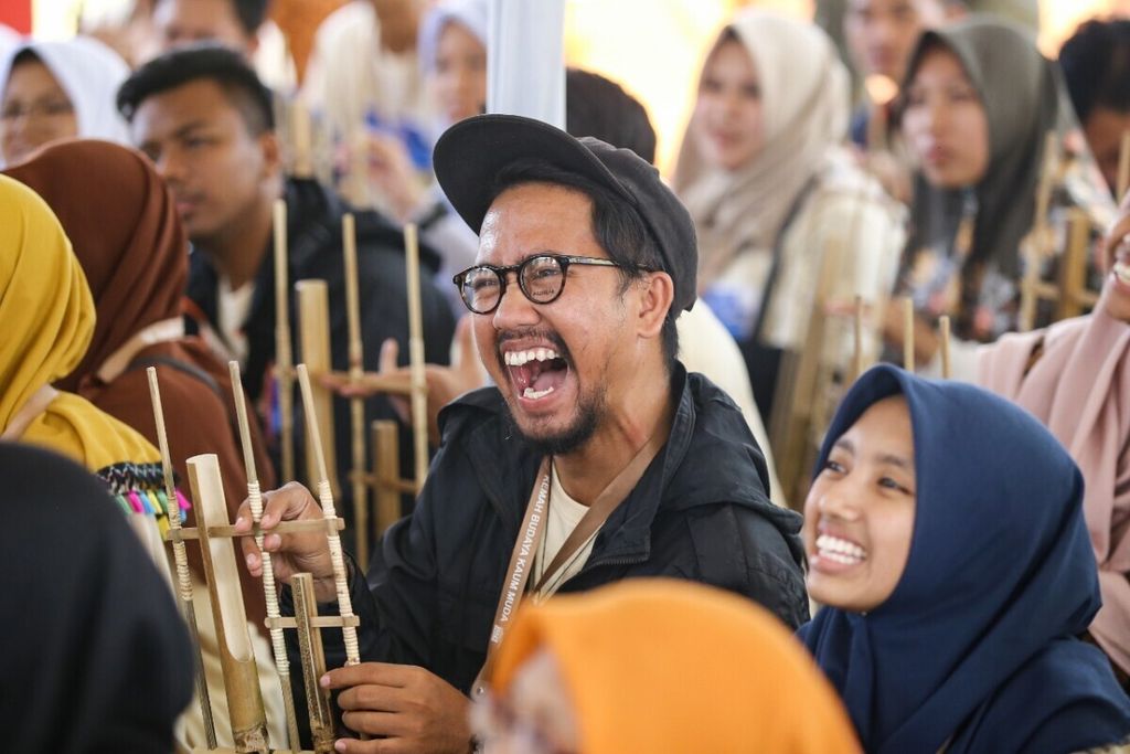 Anak-anak muda peserta Kemah Budaya Kaum Muda 2019 mencoba bermain angklung di Bumi Perkemahan Prambanan, Sleman, DI Yogyakarta, pekan lalu.