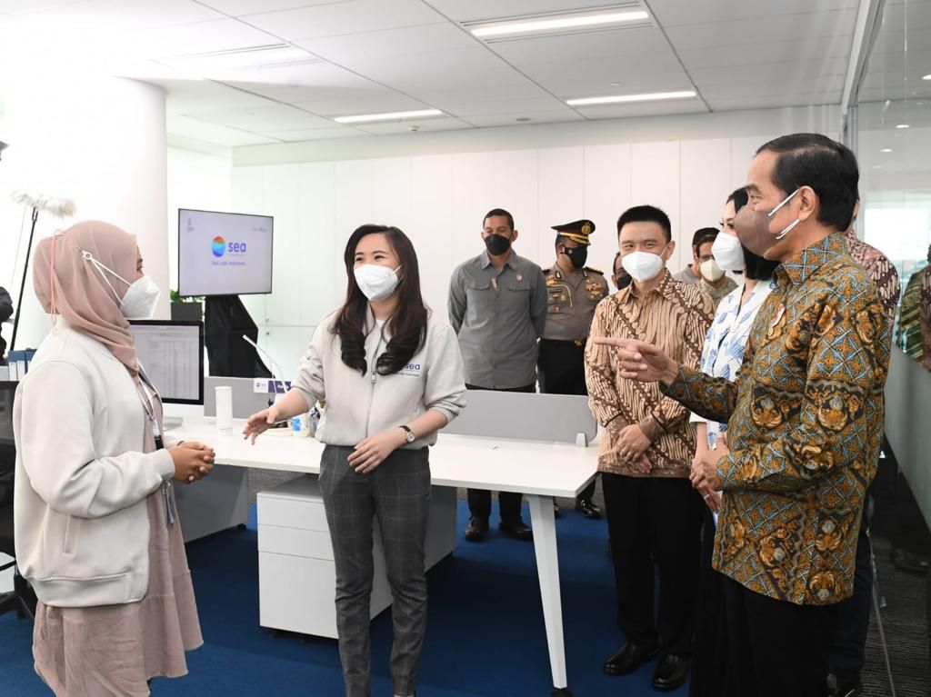 Presiden Jokowi saat meresmikan Sea Labs Indonesia di Gedung Pacific Century Place, SCBD, Jakarta, pada Selasa (1/3/2022).