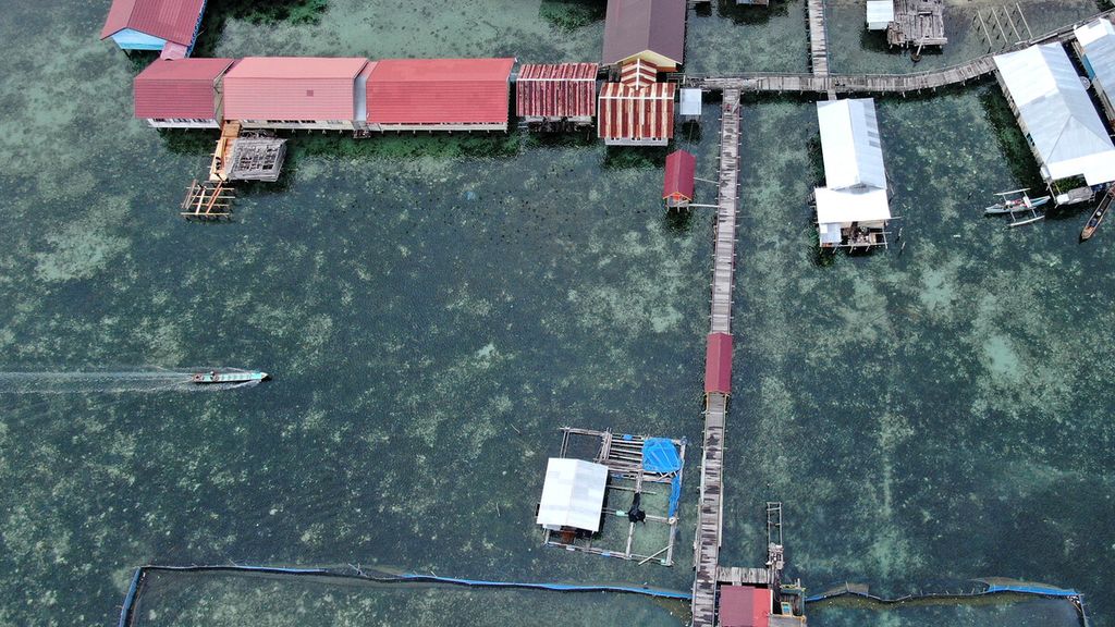 Perahu warga di Kampung Bajo Torosiaje, Popayato, Kabupaten Pohuwato, Gorontalo, Jumat (15/7/2022). Sebagian besar warga di Torosiaje merupakan nelayan. Selain ikan, warga juga menangkap gurita dan teripang.