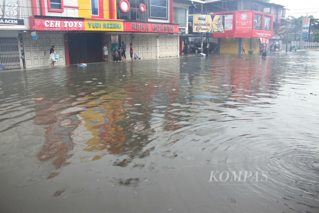 Pusat perdagangan di Banda Aceh, Provinsi Aceh, tergenang banjir, Jumat (8/5/2020). Aktivitas perdagangan terganggu dan pedagang alami kerugian karena barang terendam air.