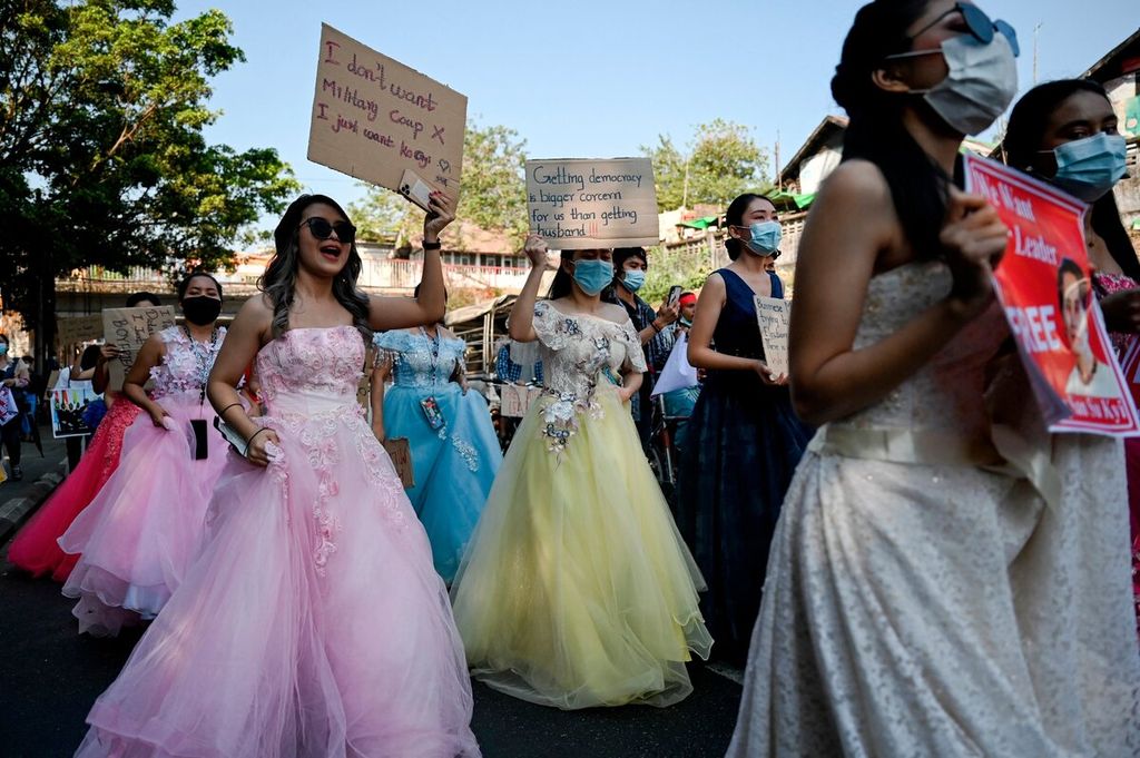 Sejumlah wanita yang mengenakan gaun pengantin turut bergabung dalam gerakan sipil menentang kudeta militer di Yangon, Myanmar, Rabu (10/2/2021). 