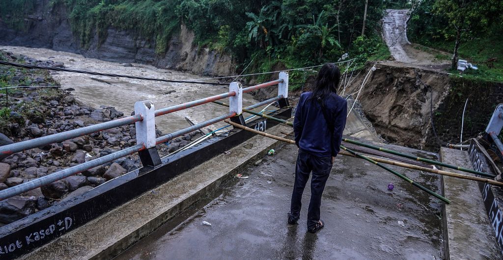 Bagian badan jembatan Sungai Cidurian di Desa Urug, Sukajaya, Kabupaten Bogor, Jawa Barat, yang tersisa setelah diterjang banjir bandang, Selasa (7/9/2021).  