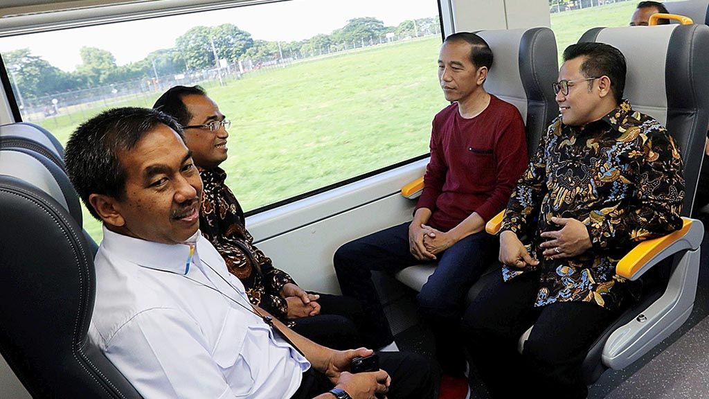 Presiden Joko Widodo duduk bersebelahan dengan Ketua Umum DPP PKB  Muhaimin Iskandar (kiri) saat mencoba kereta api bandara dari Bandara Soekarno Hatta menuju Stasiun Sudirman Baru, Tangerang, Banten (2/1). 