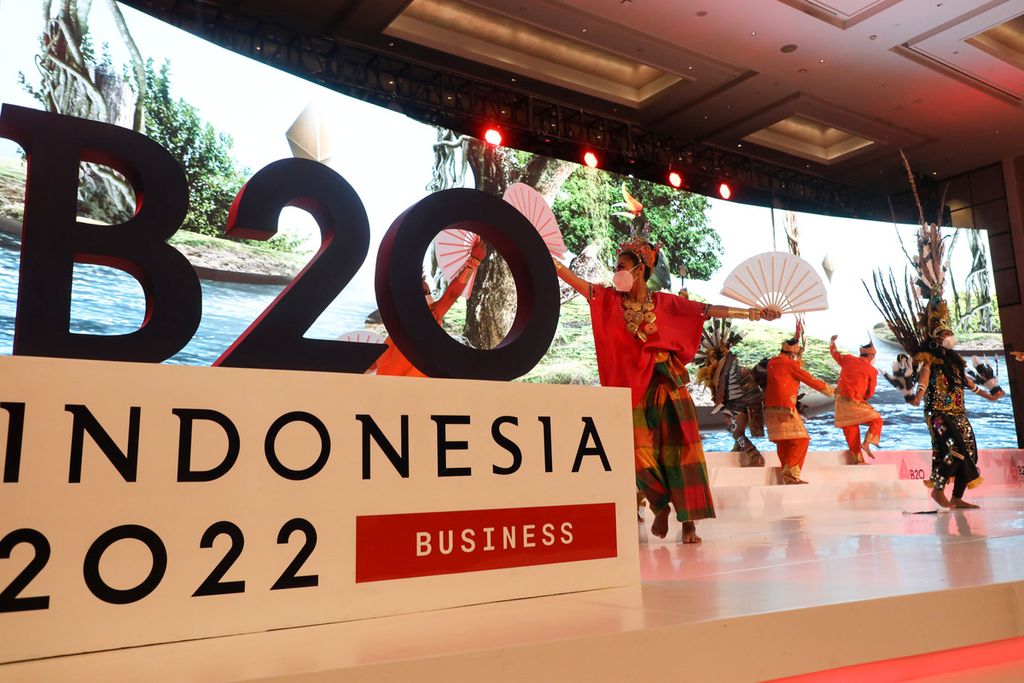 Tarian yang menggambarkan kekayaan budaya Nusantara memeriahkan pembukaan pertemuan perdana atau inception meeting B-20 di Jakarta, Kamis (27/1/2022). Pertemuan para pemimpin bisnis perusahaan multinasional, organisasi dan komunitas bisnis, serta petinggi dan pemangku kebijakan dari semua negara anggota G-20 ini akan berlangsung dua hari, 27-28 Januari 2022, dengan tema Kemajuan Inovatif, Inklusif, dan Pertumbuhan Kolaboratif.