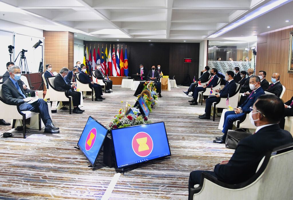 Pertemuan para pemimpin ASEAN, termasuk pemimpin junta militer Myanmar Jenderal Min Aung Hlaing (kanan bawah), menggelar pertemuan khusus di Jakarta, Sabtu (24/4/2021), merespons krisis di Myanmar. (Laily Rachev, Indonesian Presidential Palace via AP, File)
