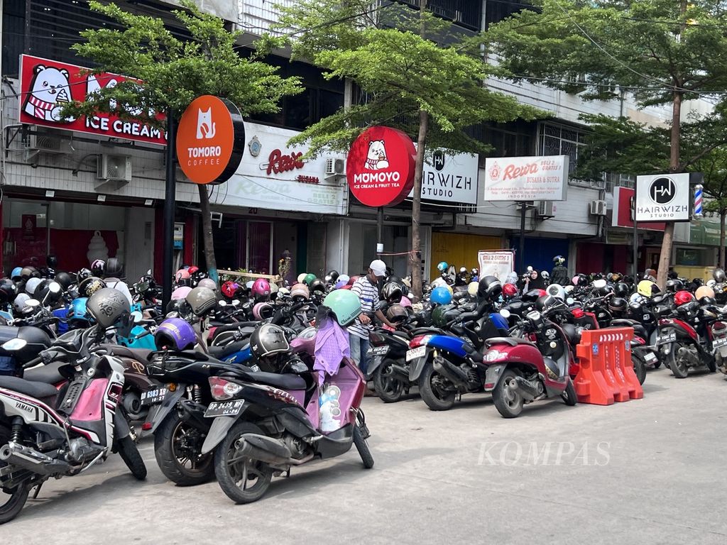 Kendaraan diparkir dj jalan sekitar kawasan pusat perbelanjaan, Sabtu (30/3/2024. Padatnya kunjungan ke Makasaar pada Ramadhan membuat kawasan parkir pusat perbelanjaan kerap tak mampu menampung kendaraan. 