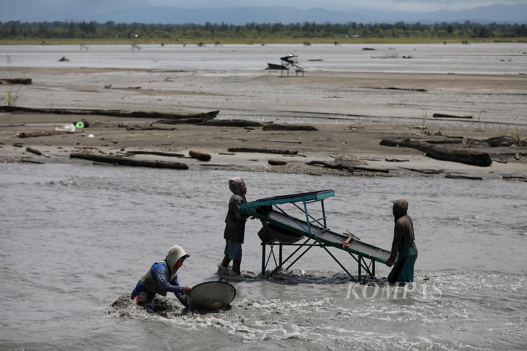 Kesibukan pendulang di Mile 28 Sungai Otomona, Mimika, Papua, saat mencari emas.