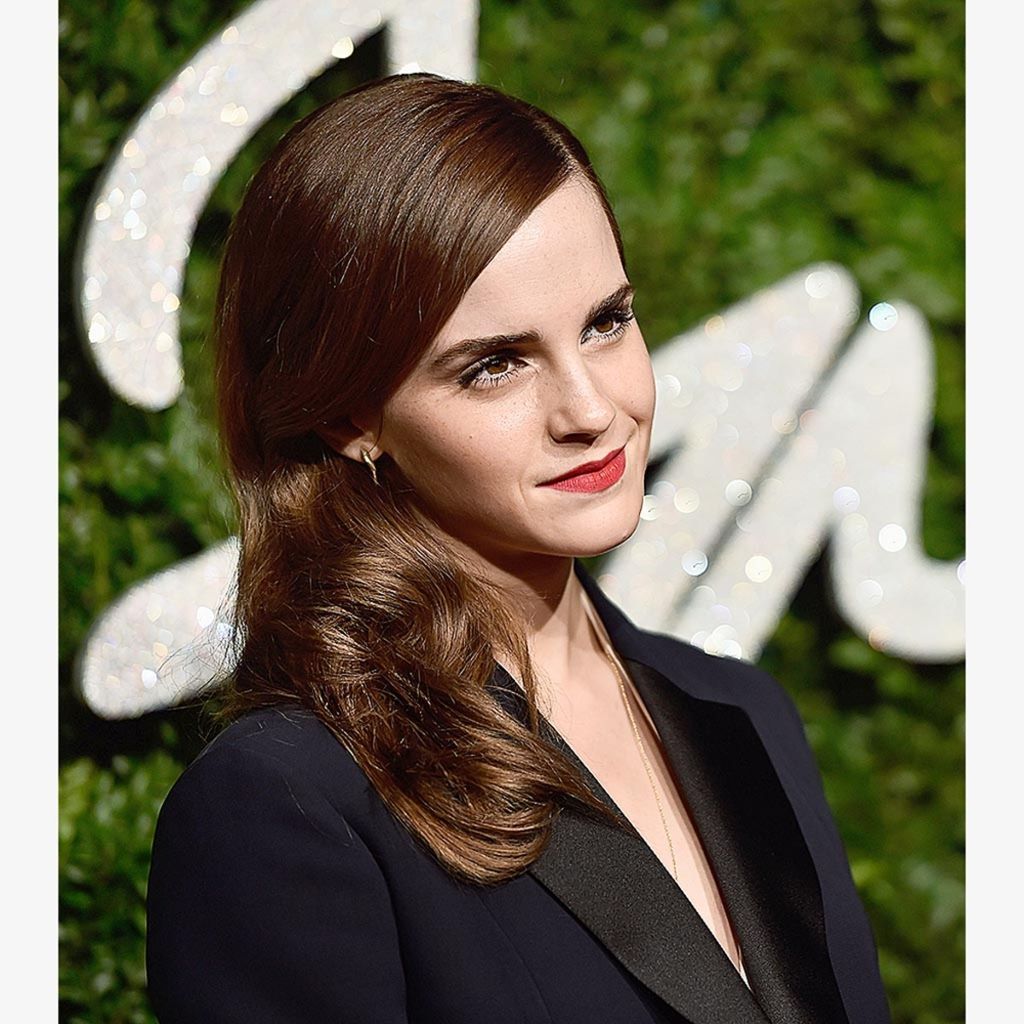 Bintang film asal Inggris, Emma Watson, menghadiri Penghargaan Mode Inggris di London pada tanggal 1 Desember 2014.  