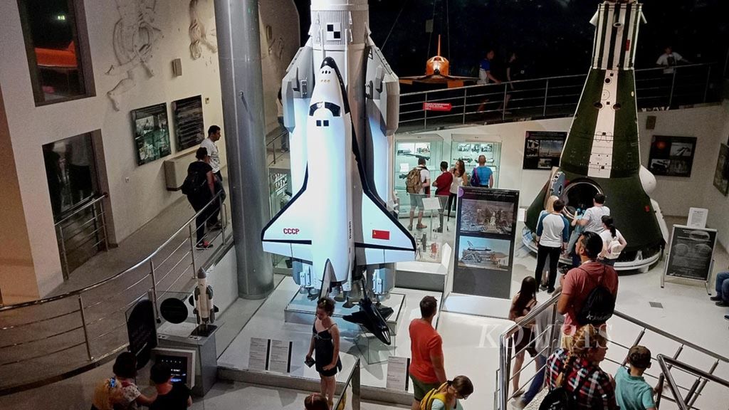 Beragam wahana antariksa Rusia, seperti pesawat Buran dan satelit Soyuz-1, dipamerkan di Museum Antariksa Rusia yang berada di Moskwa. Museum yang menyimpan 85.000 koleksi bersejarah dalam program luar angkasa Rusia ini dibuka untuk umum dan tiket masuknya digratiskan selama Piala Dunia 2018.