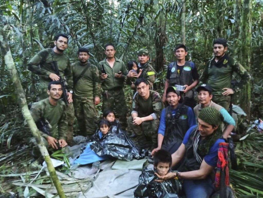 Dalam foto yang dirilis Biro Pers Angkatan Bersenjata Kolombia, para tentara dan penduduk asli berfoto dengan empat anak yang hilang setelah pesawat mereka jatuh di Rimba Amazon di Negara Bagian Cagueta, 9 Juni 2023.
