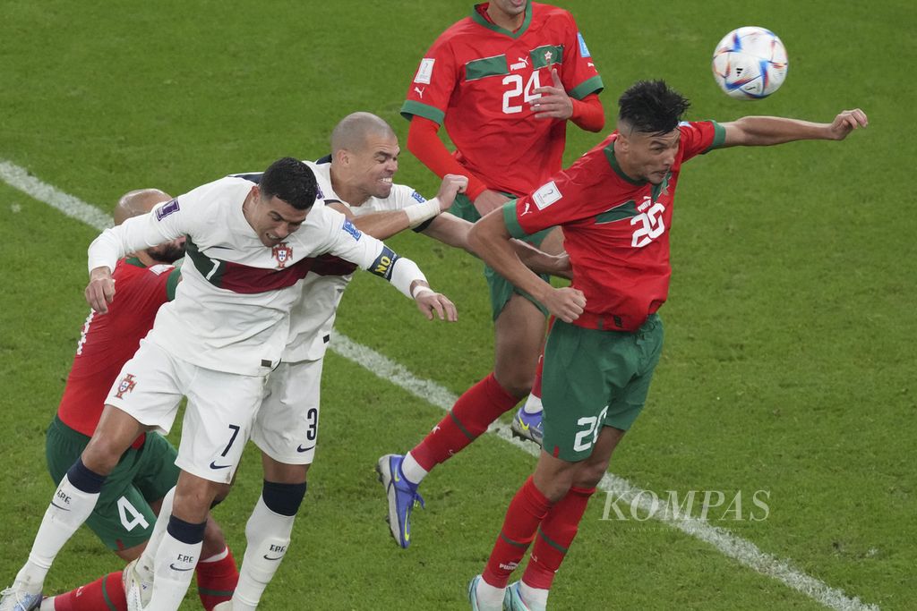 Pemain Portugal Cristiano Ronaldo saat melawan Maroko di babak perempat final Piala Dunia 2022 di Stadion Al Thumama, Qatar, Sabtu (10/12/2022). 