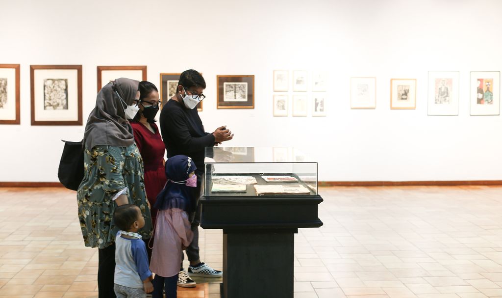 Keluarga almarhum Ipong Purnama Sidhi menyaksikan karya-karya Ipong yang dipamerkan dalam pameran bertajuk ”Garis-garis Ipong Purnama Sidhi” di Bentara Budaya Jakarta, Jumat (18/12/2022). Ipong Purnama Sidhi berpulang pada 9 November 2021 dalam usia 66 tahun.