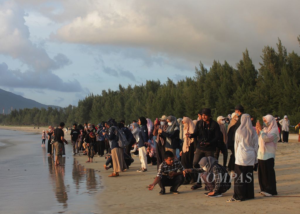 Anak-anak muda lintas komunitas di Aceh melepas anak penyu atau tukik ke laut lepas di Pantai Lhoknga, Kabupaten Aceh Besar, Aceh, Senin (21/2/2022). Kegiatan tersebut dalam rangka memperingati Hari Peduli Sampah Nasional 2022.