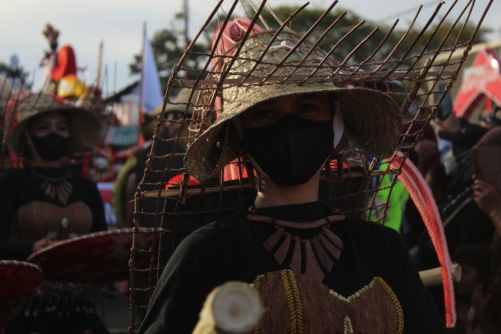 Salah satu peserta tari melirik saat sedang menari di karnaval Festival Budaya Isen Mulang (FBIM) 2022, Selasa (17/5/2022). Ribuan orang ikut menyaksikan pesta budaya yang dua tahun tidak bisa dilaksanakan sebelumnya.