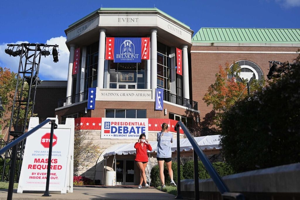 Mahasiswi berfoto di depan Universitas Belmont, di dekat pintu masuk aula debat pemilu presiden Amerika Serikat 2020, di Nashville, Tennessee, 21 Oktober 2020. 