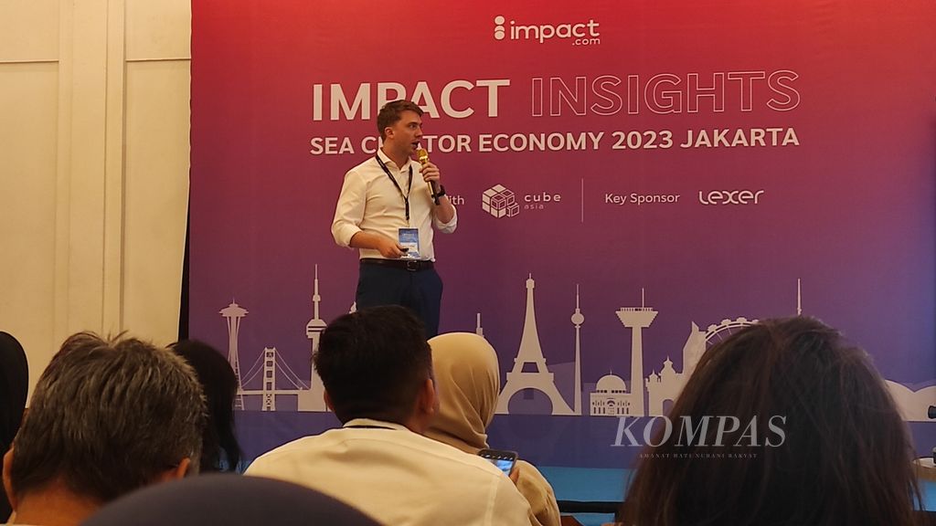 Co-founder Cube Asia Simon Torring dalam diskusi laporan riset ”The Power of Influence E-commerce Influencer Marketing in Southeast Asia”, Kamis (5/10/2023), di Jakarta.