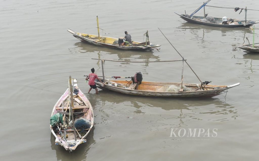 Fishing boats in the Madura Strait, Surabaya, East Java, on Wednesday (17/1/2024).