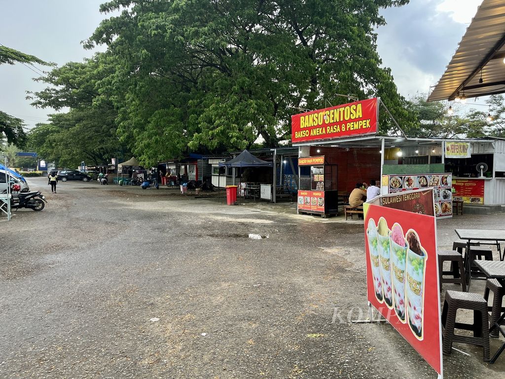 Sejumlah pedagang kuliner di kawasan Tugu Religi eks MTQ di Kendari, Sulawesi Tenggara, Rabu (24/4/2024).