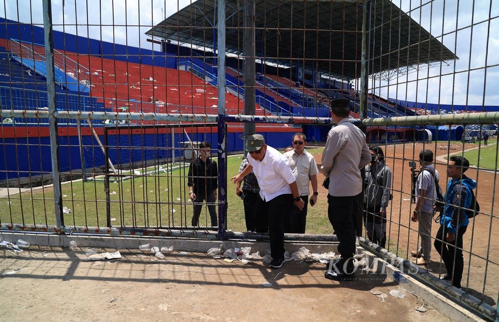 Members of the National Police Commission (Kompolnas) Pudji Hartanto (front left) with Albertus Wahyurudhanto visit the Kanjuruhan Stadium in Kepanjeng, Malang, East Java, on Tuesday (4/10/2022).