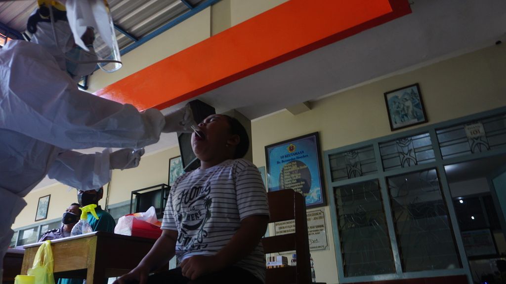 Seorang murid menjalani tes usap di SD Pangudi Luhur Santo Valentinus, Kota Surakarta, Jawa Tengah, Rabu (2/2/2022). Tes itu dilakukan akibat adanya temuan kasus positif Covid-19 di sekolah tersebut.