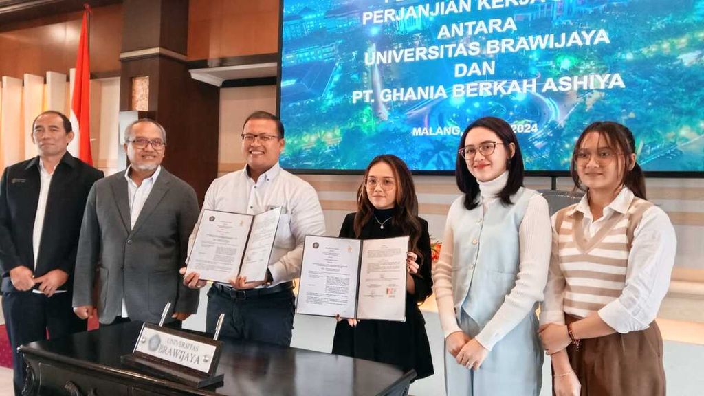 Pedangdut Happy Asmara menjalin kerja sama bisnis dengan Universitas Brawijaya Malang.