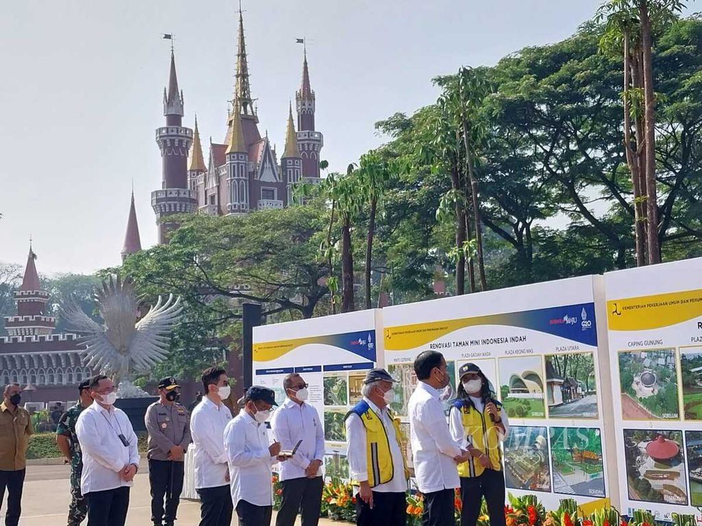 Presiden Joko Widodo meninjau progres renovasi Taman Mini Indonesia Indah (TMII) di Jakarta, Selasa (23/8/2022). 