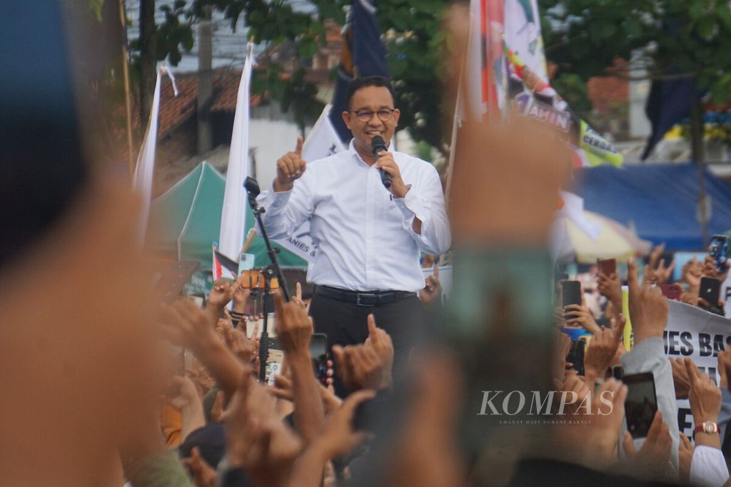 Suasana kampanye terbuka atau rapat umum calon presiden Anies Baswedan di Cilacap, Jawa Tengah, Rabu (24/1/2024).