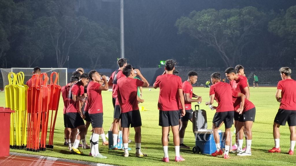 Sejumlah pemain tim sepak bola U-23 Indonesia  minum saat jeda latihan yang berlangsung di Stadion Sriwedari, Surakarta, Jawa Tengah, Senin (11/9/2023). Latihan taktik dilakukan ”Garuda Muda” untuk hadapi Turkmenistan.