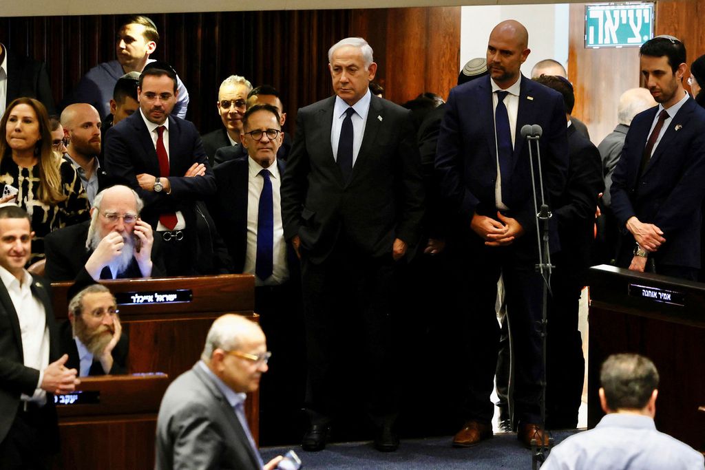 Perdana Menteri Israel Benjamin Netanyahu (tengah) berdiri di tengah para anggota parlemen Israel di Knesset, Jerusalem, 27 Maret 2023. 