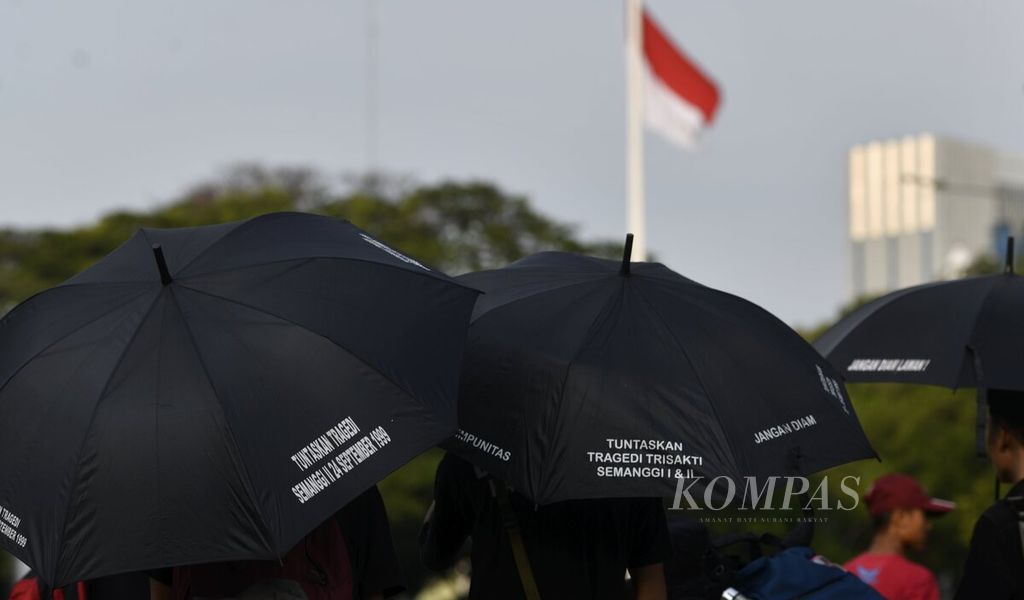 Sukarelawan Jaringan Solidaritas Korban untuk Kekerasan (JSKK) menggelar aksi Kamisan di depan Istana Merdeka, Jakarta, Kamis (19/12/2019). Aksi Kamisan ke-615 tersebut menyuarakan penegakan HAM yang masih jauh dari harapan. 