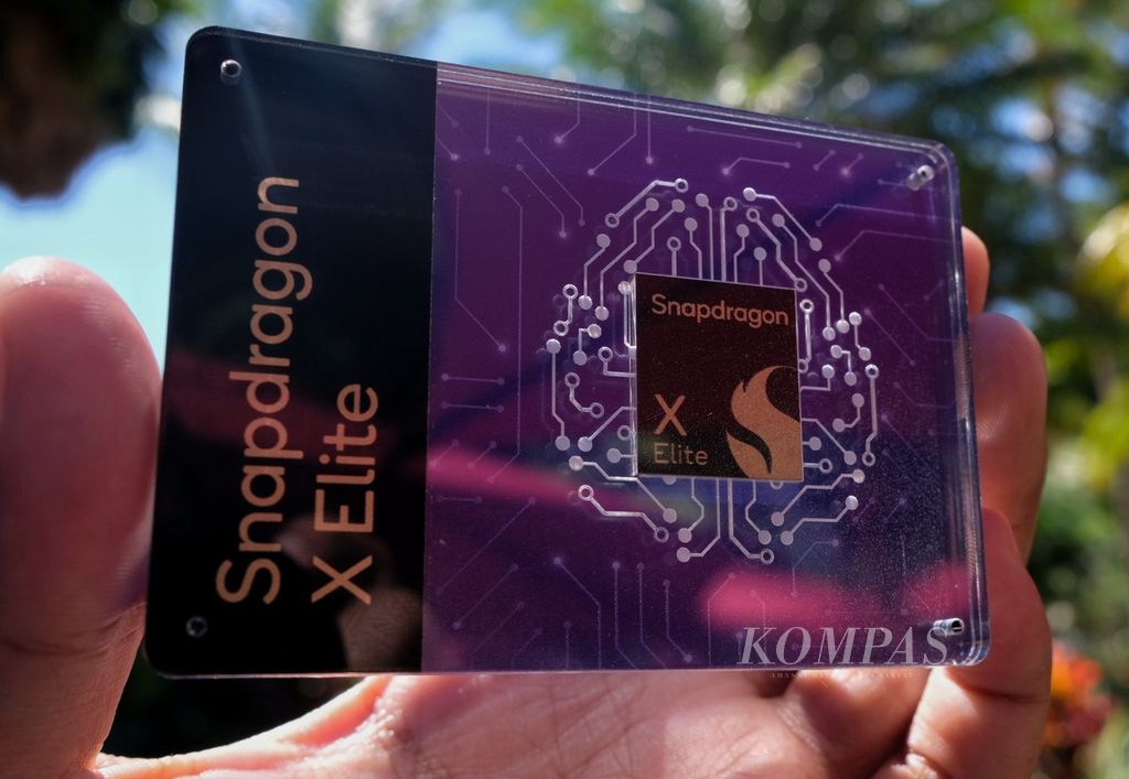 Salah satu tampilan prototipe cip Snapdragon X Elite dikemas dalam akrilik di Wailea Beach Resort, Maui, Negara Bagian Hawaii, Amerika Serikat, Selasa (24/10/2023) waktu setempat. Cip prosesor ini akan mulai digunakan laptop pada pertengahan 2024.