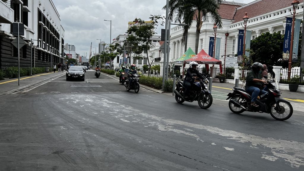 Sejumlah kendaraan bermotor melintas di kawasan rendah emisi kawasan Kota Tua, Taman Sari, Jakarta Barat, Selasa (17/1/2023).