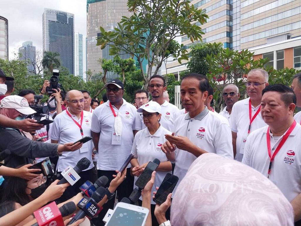 Presiden Joko Widodo saat menjawab pertanyaan media pada sesi penyampaikan keterangan pers di kawasan Gedung Sarinah seusai acara Kick Off ASEAN Indonesia 2023 di Bundaran Hotel Indonesia, Jakarta, Minggu (29/1/2023).