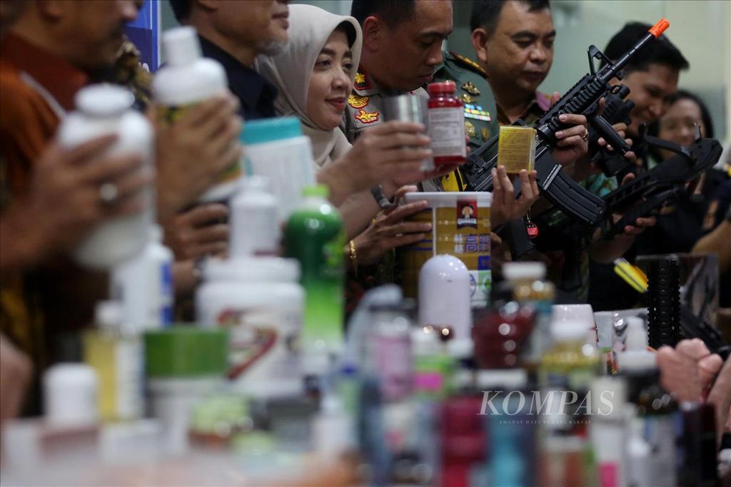 Barang sitaan Bea dan Cukai serta PT Pos Indonesia (Persero) hasil pengawasan terhadap barang kiriman impor di Kantor Bea dan Cukai Pasar Baru, Jakarta, ditunjukkan kepada wartawan sebelum dimusnahkan, Jumat (9/8/2019).