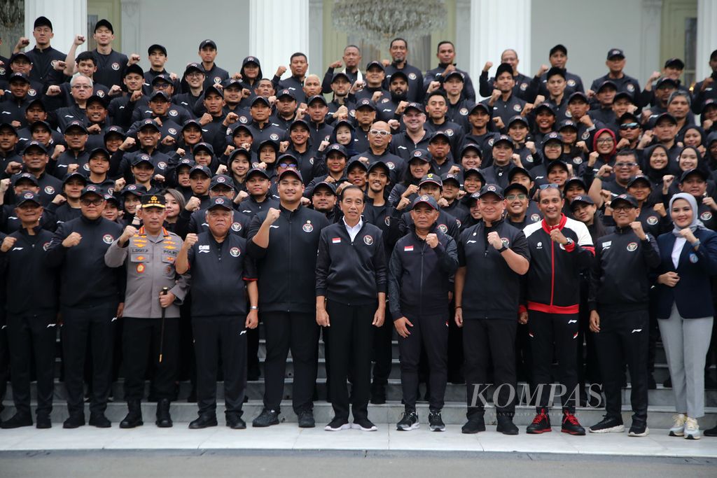 President Joko Widodo posed together with the Asian Games 2022 contingent during the send-off ceremony in the yard of the Merdeka Palace, Jakarta, on Tuesday (19/9/2023). Indonesia is sending 413 athletes who will compete in 30 sports branches of the Asian Games that will be held in Hangzhou, China, on 23 September - 8 October 2023.