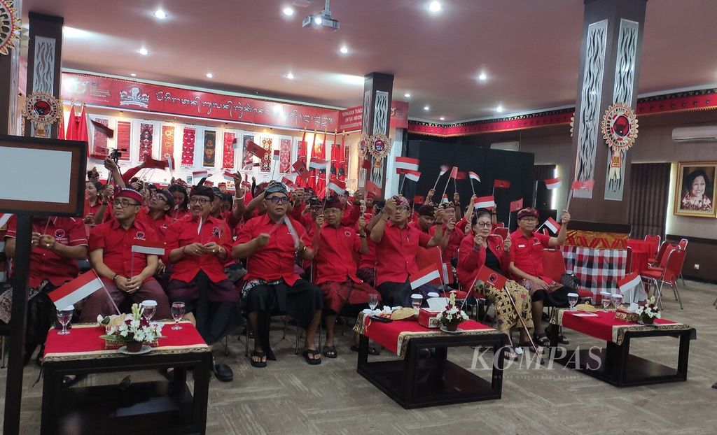 Pengurus DPD PDI-P Provinsi Bali dan sejumlah kader PDI-P di Bali ketika mengikuti peringatan HUT Ke-51 PDI-P, yang ditayangkan dari Sekolah Partai DPP PDI-P di Jakarta, di Kantor DPD PDI-P Provinsi Bali, Kota Denpasar, Rabu (10/1/2024). 