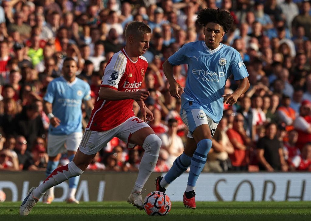 Pemain muda Manchester City Rico Lewis (kanan) pada laga Liga Inggris menghadapi Arsenal, 8 Oktober 2023. Selayaknya pemain muda, permainan Lewis masih belum konsisten.