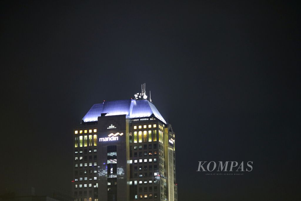 Plaza Mandiri yang menjadi Gedung Pusat Bank Mandiri di Jakarta Selatan, Senin (18/4/2022). 