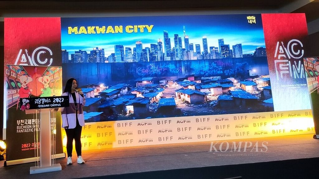 Sutradara Janice Angelica mempresentasikan proyek filmnya <i>Makwan City of Dreams: Nenek</i> di dalam forum Bifan dalam rangkaian BIFF di Busan, Korea Selatan, Senin (9/10/2023). 