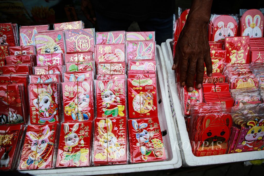 Pedagang menjajakan amplop atau dikenal dengan angpao di Pasar Lama, Kota Tangerang, Banten, Minggu (8/1/2023).