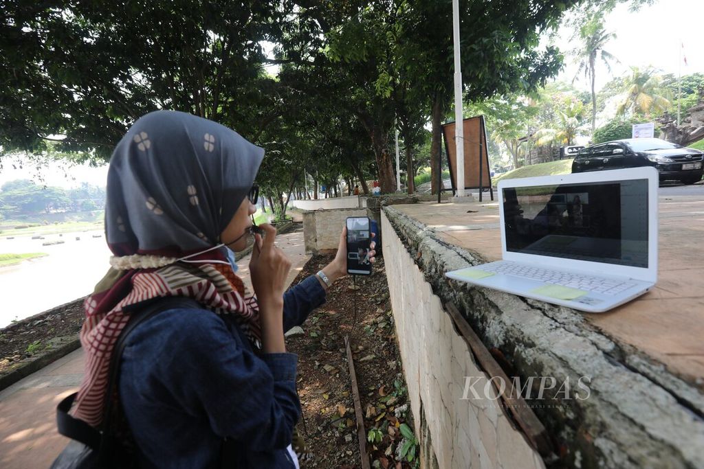 Guru sekolah sedang memandu sesi piknik virtual melalui aplikasi dengan anak didiknya di kompleks Taman Mini Indonesia Indah (TMII), Jakarta Timur, Jumat (17/9/2021).