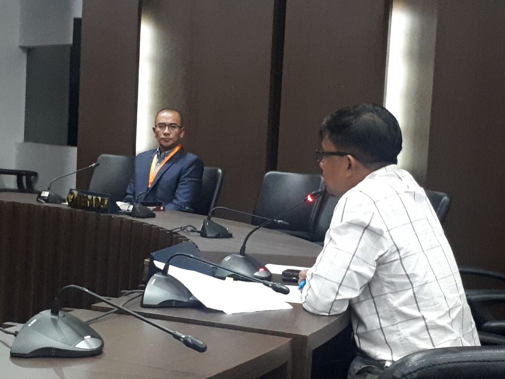 Ketua KPU Hasyim Asyari (kiri) dan Idham Kholid saat menjalani sidang pemeriksaan dugaan pelanggaran Kode Etik Penyelenggaraan Pemilu (KEPP) di kantor DKPP, Menteng, Jakarta Pusat, Senin (27/2/2023).