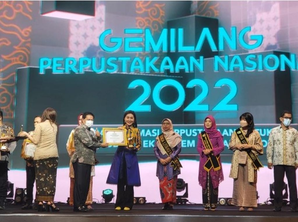 Bunda Baca dan Bunda Literasi NTT, Julie Sutrisno Laiskodat, saat menerima penghargaan prestisius Nugra Jasa Dharma Pustaloka 2022 untuk kategori tokoh masyarakat di Jakarta, Senin (14/11/2022).