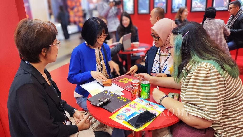 Tomoko Nishizaki, a Film Commissioner at the Hiroshima Film Commission (second from the left), was discussing Indonesian films at the Indonesian Pavilion during the Hong Kong Filmart.