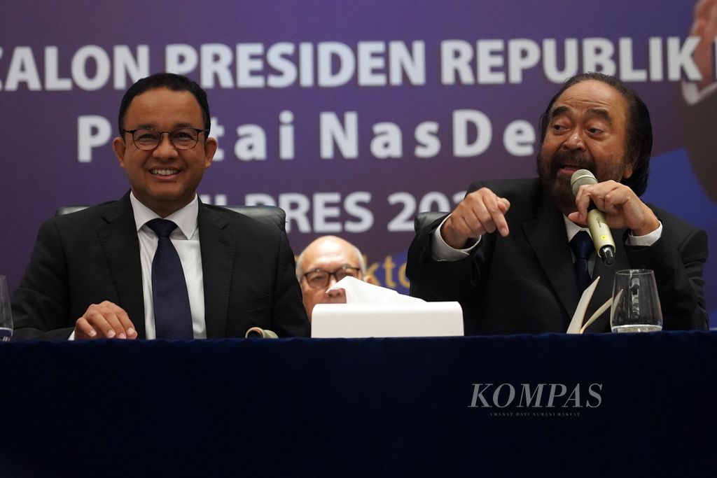 Ketua Umum Partai Nasdem Surya Paloh (kanan) saat mengumumkan bakal capres yang akan diusung Nasdem untuk Pilpres 2024, yakni Anies Baswedan (kiri), di Nasdem Tower, Jakarta, Senin (3/10/2022). 
