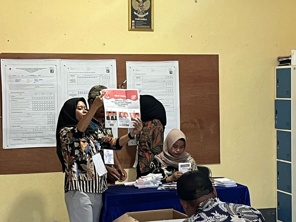 KPPS menghitung surat suara Pemilu 2024 di Tempat Pemungutan Suara Kelurahan Tihu, Ambon, Maluku, Rabu (14/2/2024).