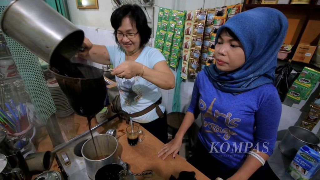 Interaksi antara warga keturunan Tionghoa dan warga asli Aceh di salah satu kedai kopi di Kampung Peunayong, Kota Banda Aceh, Provinsi Aceh, Selasa (24/1/2017). Kendati warga minoritas, warga keturunan Tionghoa sangat diterima oleh warga asli Aceh. 