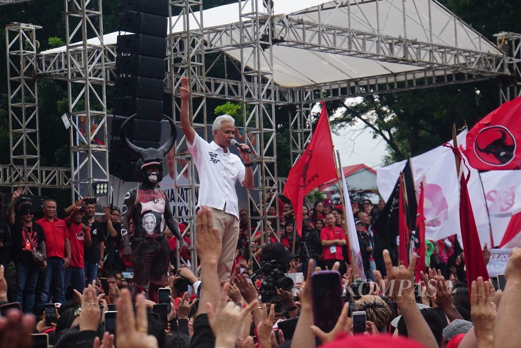 Calon presiden nomor urut 3, Ganjar Pranowo, membuat gestur angka tiga di muka puluhan ribu simpatisan yang menghadiri kampanye bertajuk ”Hajatan Rakyat di Lapangan KONI Sario, Manado, Sulawesi Utara”, pada Kamis (1/2/2024). 